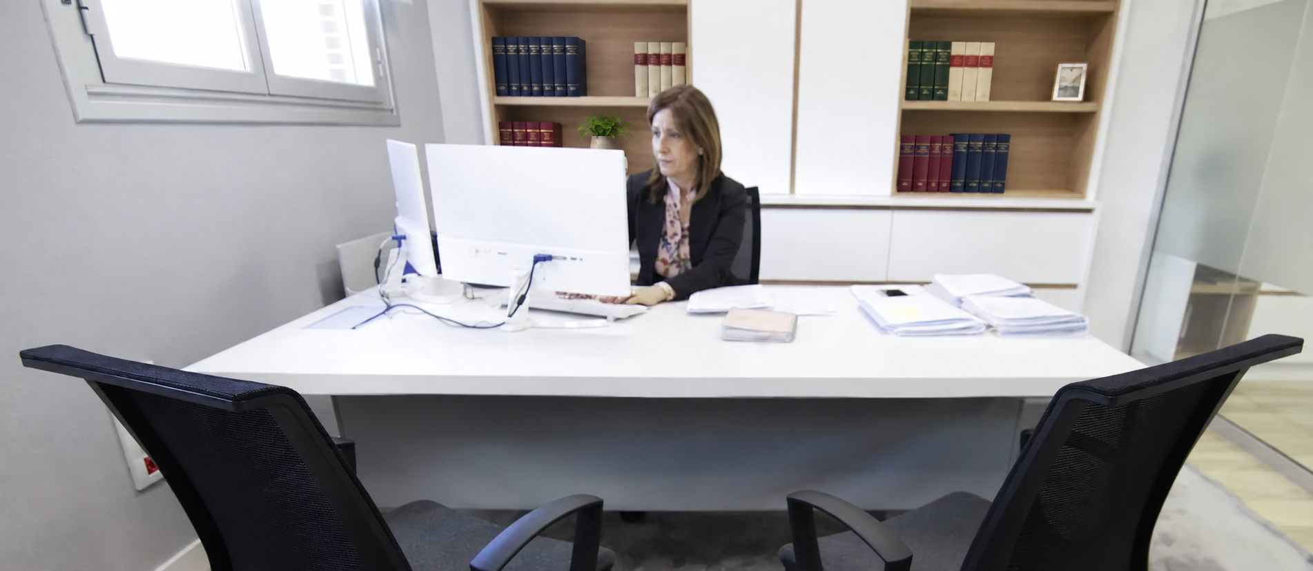 Belén Pérez Sancha trabajando en su despacho de León